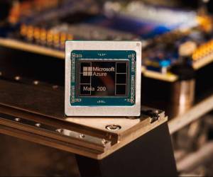 <i>Según la empresa, el Maia 200 está concebido como un procesador para inferencia y promete hasta un 30 % más de rendimiento por dólar que el hardware actual de Microsoft. </i>