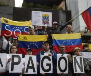 Venezuelans living in Colombia hold a demonstration against a massive blackout that has left millions without power in their country, in front of the UN headquarters in Bogota, on March 11, 2019. (Photo by Raul ARBOLEDA / AFP)