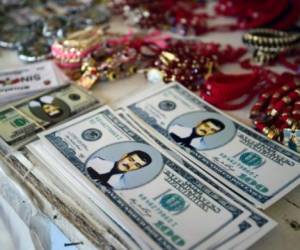 Oraciones en la forma de un billete de US$100 con la imagen del narco santo Jesus Malverde se venden en una tienda en Culiacán, Sinaloa. AFP PHOTO / ALFREDO ESTRELLA