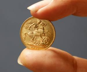 <i>Una moneda de oro es analizada en la Feria de Numismática en Niza (Francia) hoy 19 de marzo de 2025. EFE/EPA/SEBASTIEN NOGIER</i>