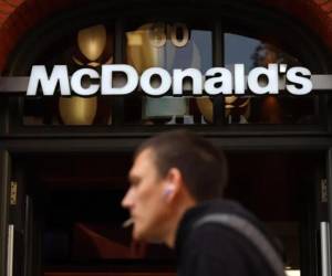 <i>Pese a que los resultados superaron expectativas, las acciones de McDonald’s registraron una leve caída del 0,84% en operaciones posteriores al cierre, reflejando que el mercado ya descontaba parte del crecimiento. (Foto: EFE)</i>