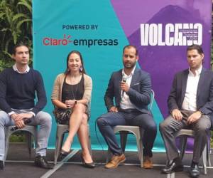 De izquierda a derecha: Emilio Eva y Ana Ayau, co-fundadores de Volcano Innovation Summit; Jaime Matus, Gerente Regional de Mercadeo Corporativo de Claro; Álvaro Noriega, Director de Claro Empresas. Para acreditarse y asistir al evento estos próximos 4, 5 y 6 de mayo en la Antigua Guatemala, favor comunicarse con claudia.massis@claro.com.gt