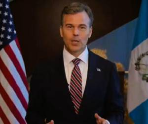 El encargado de negocios de la Embajada de Estados Unidos en Guatemala, John M. Barrett no ahorró contundencia para advertir los riesgos en las elecciones que gestionan las Universidades. (Foto: captura de Video)