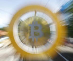 <i>Fotografía de archivo del símbolo de bitcóin en la plaza San Bartolomé, en Ilopango (El Salvador). EFE/ Rodrigo Sura</i>