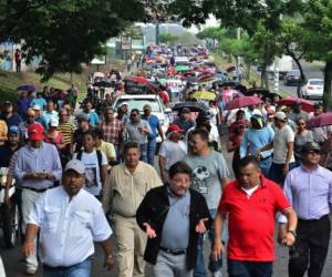 Members of teacher unions and the Honduran Medical Association demand the resignation of Honduran President Juan Orlando Hernandez and demonstrate against two privatization decrees which critics say will lead to mass layoffs, in Tegucigalpa, on May 14, 2019. - The Education and Health sectors are demanding the Congress to derogate the decrees. (Photo by Orlando SIERRA / AFP)