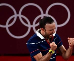 Guatemala's Kevin Cordon (R) celebrates his win over Netherlands' Mark Caljouw in their men's singles badminton round of 16 match during the Tokyo 2020 Olympic Games at the Musashino Forest Sports Plaza in Tokyo on July 29, 2021. (Photo by Pedro PARDO / AFP)