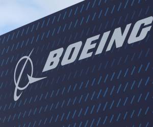 <i>Fotografía de archivo en donde se ve el logo de la empresa estadounidense Boeing. EFE/NEIL HALL</i>