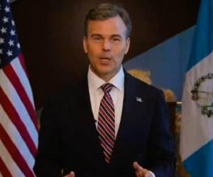 El encargado de negocios de la Embajada de Estados Unidos en Guatemala, John M. Barrett no ahorró contundencia para advertir los riesgos en las elecciones que gestionan las Universidades. (Foto: captura de Video)
