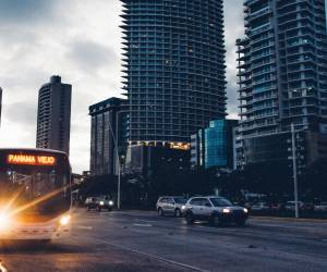 <i>La subida del 1,5 % en el sector de transporte se explica por el alza en tres de sus diez clases, los principales transporte de pasajeros aéreo y combustibles. Foto de iStock</i>