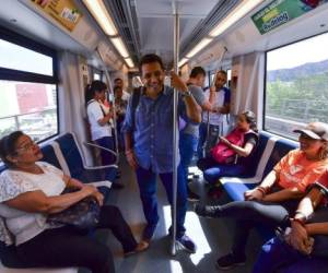 Panamanian independent presidential candidate Ricardo Lombana (C), of the 'Otro Camino Panama' (Another Path Panama) party, talks to commuters in the metro as he campaigns in Panama City on March 30, 2019. - Panama holds presidential elections on May 5, 2019. (Photo by Luis ACOSTA / AFP)