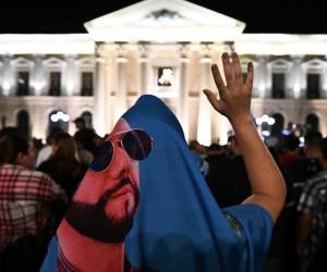 <i>Los partidarios del presidente salvadoreño Nayib Bukele se reúnen frente al Palacio Nacional para celebrar su reelección durante las elecciones presidenciales y legislativas en San Salvador el 4 de febrero de 2024. FOTO MARVIN RECINOS / AFP</i>