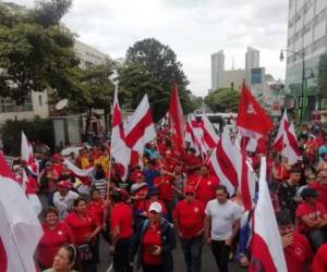 Miembros de la Asociación de Profesores de Segunda Enseñanza (APSE) realizaron una protesta en San José en contra de una iniciativa que busca fomentar la educación dual en Costa Rica, los proyectos de ley que buscan regular las huelgas. Además, reclamaron por el proyecto de Ley de Empleo Público, que modificaría la forma como contrata personas el Estado costarricense.