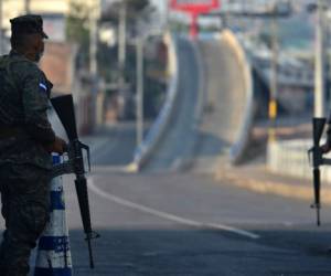 Soldiers stand at a checkpoint in Tegucigalpa on April 7, 2020 to enforce the total lockdown ordered by the government during the novel coronavirus, COVID-19, pandemic. - The coronavirus pandemic has killed more than 75,000 people worldwide since it emerged in China in December, according to a tally compiled by AFP from official sources at 0945 GMT on Tuesday. (Photo by Orlando SIERRA / AFP)