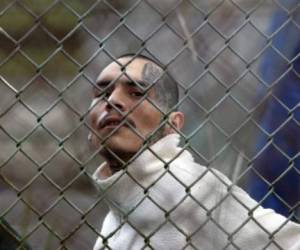 Un miembro de una mara (pandilla juvenil), observa el despliegue de tanquetas del Ejército de Guatemala en setiembre de 2006. AFP PHOTO/Orlando SIERRA