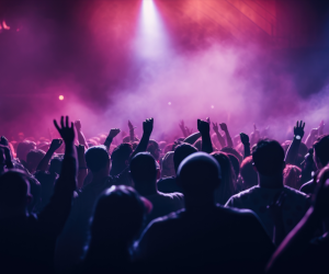Se recomienda permanecer sano en la temporada de festivales significa hidratarse bien, especialmente con agua, y buscar zonas con sombra en los días calurosos. Foto de iStock