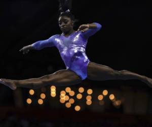 Por fin Simone Biles está sola en lo alto del mundo. Foto Lionel BONAVENTURE / AFP)