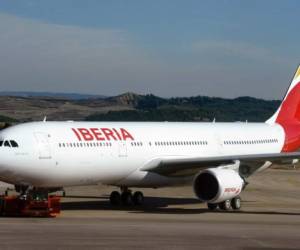 A new Airbus 330 of Spanish flag carrier Iberia sits on the tarmac during the presentation of Iberia's new logo in Madrid-Bararjas Airport on November 21, 2013. AFP PHOTO / GERARD JULIEN / AFP PHOTO / GERARD JULIEN