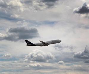 <i>(ARCHIVOS) En esta foto de archivo tomada el 1 de agosto de 2022, se ve un Boeing 747 de Lufthansa en el aeropuerto de Fráncfort del Meno, en el oeste de Alemania. - Boeing se despedirá oficialmente el 31 de enero de 2022 del jumbo jet original, el 747, mientras realiza su entrega comercial final de un avión que democratizó el vuelo y sirve a los presidentes de EE. UU. (Foto de Daniel ROLAND / AFP)</i>