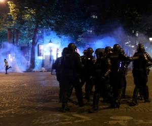 <i>French police in action as fans of PSG celebrate after their team won the UEFA Champions League final between Paris Saint-Germain and Internazionale Milano, Paris, France, 31 May 2025. (Liga de Campeones, Francia) EFE/EPA/CHRISTOPHE PETIT TESSON</i>