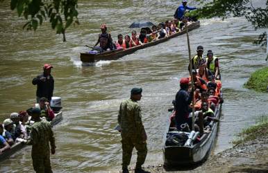 <i>Los migrantes llegan al Centro de Recepción para Atención de Migrantes en Lajas Blancas, en la provincia selvática de Darién, Panamá, el 28 de junio de 2024. FOTO MARTÍN BERNETTI / AFP</i>