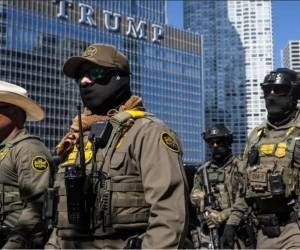 Trump ordena despliegue de agentes de ICE en aeropuertos