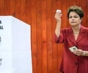 Dilma tendrá un segundo período complicado, signado por la recesión y la corrupción en Petrobrás. (Foto: AFP)