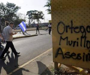 People march towards 'El Chipote' police station during a protest against the government of President Daniel Ortega, in Managua, on April 25, 2018.A week of brutally repressed anti-government protests in Nicaragua has killed at least 34 people, a leading rights group in the country said Wednesday. The protests were triggered by pension reforms that President Daniel Ortega ended up withdrawing amid mounting condemnation of the harsh police tactics against the demonstrators. / AFP PHOTO / INTI OCON
