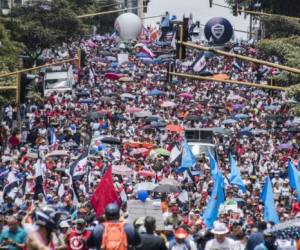 Miles de trabajadores del sector público salieron hoy a marchar en protesta contra un plan de ajuste fiscal impulsado por el gobierno. El sector sindical se declaró en huelga de manera indefinida hasta no lograr consenso con el Ejecutivo. / AFP PHOTO / EZEQUIEL BECERRA