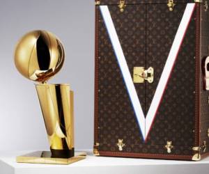 Louis Vuitton y la National Basketball Association (NBA) han anunciado este miércoles un acuerdo de colaboración global que convierte a la 'maison' francesa en la primera proveedora oficial del baúl de viaje de la NBA.