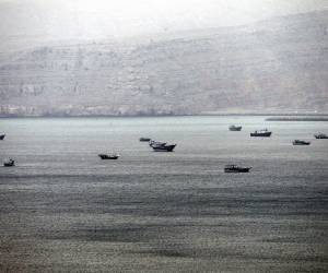 Imagen de archivo de varios barcos comerciales en el Estrecho de Ormuz. EFE/Ali Haider