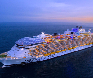 <i>El dique seco flotante de 130.000 toneladas, que serviría al grupo para reparar sus cruceros en Panamá en lugar de ir hasta Asia. Foto de cortesía</i>