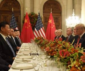 US President Donald Trump (R) and China's President Xi Jinping (L) hold a dinner meeting at the end of the G20 Leaders' Summit in Buenos Aires, on December 01, 2018. - US President Donald Trump and his Chinese counterpart Xi Jinping had the future of their trade dispute -- and broader rivalry between the world's two top economies -- on the menu at a high-stakes dinner Saturday. (Photo by SAUL LOEB / AFP)