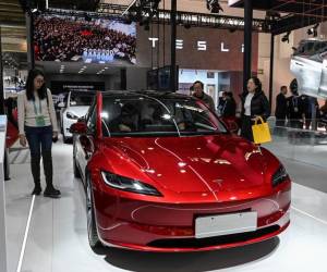 <i>La gente prueba el vehículo eléctrico Modelo 3 de Tesla en su stand durante la Exposición Internacional de la Cadena de Suministro de China (CISCE) en Beijing el 1 de diciembre de 2023. FOTO JADE GAO/AFP</i>