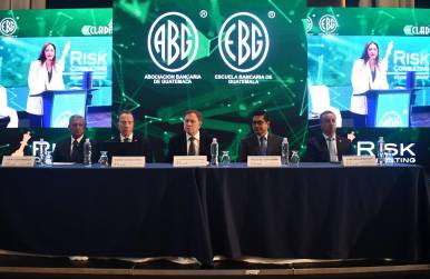 El tema se abordó tras la inauguración de CLADIT 2026. En la inauguración participaron Juan Luis Fonseca, vicepresidente de la Asociación Bancaria de Guatemala y gerente general de Banrural; Álvaro González Ricci, presidente de la Junta Monetaria y del Banco de Guatemala; Saulo de León Durán, superintendente de Bancos de Guatemala; Luis Alberto Contreras, presidente del Congreso de la República; y Juan Carlos Monroy, intendente de Verificación Especial de la Superintendencia de Bancos. FOTO CORTESÍA