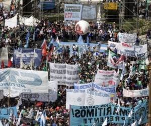 Thousands of people gather in Plaza de Mayo during a protest against Argentine President Mauricio Macri's economic policies, on September 24, 2018, in Buenos Aires. Tens of thousands of people marched in Buenos Aires ahead of a general strike called to reject an austerity budget that Argentine President Mauricio Macri says is needed to secure IMF funds. / AFP PHOTO / NOTICIAS ARGENTINAS / Damian Dopacio / - Argentina OUT / RESTRICTED TO EDITORIAL USE - MANDATORY CREDIT 'AFP PHOTO / NA- DAMIAN DOPACIO' - NO MARKETING - NO ADVERTISING CAMPAIGNS - DISTRIBUTED AS A SERVICE TO CLIENTS