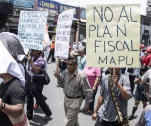 Thousands of workers of the public sector march during a strike called by labour unions to protest against a tax reform project, in San Jose on September 10, 2018. Costa Rican public sector unions called for an indefinite strike, in opposition to a tax reform project, which envisages an increase of taxes to face the bulky fiscal deficit. / AFP PHOTO / EZEQUIEL BECERRA