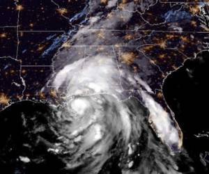 La imagen satelital Centro Nacional de Huracanes de Estados Unidos (NOAA) muestra el paso del huracán Nate al sur de Luisiana. AFP PHOTO