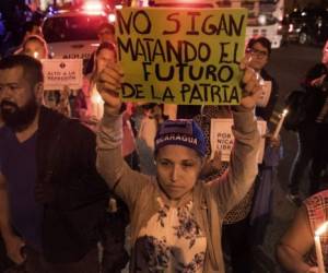 Nicaraguans living in Costa Rica demonstrate against the government of Nicaraguan President Daniel Ortega in front of the Nicaraguan embassy in San Jose on June 21, 2018. / AFP PHOTO / EZEQUIEL BECERRA