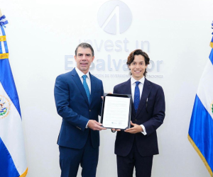 <i>CEO de Productos Alimenticios DIANA, Armando Mendiola, junto a Rodrigo Ayala, presidente de Invest El Salvador. Foto de cortesía</i>