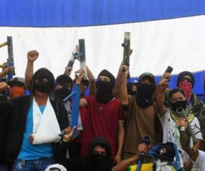 Miembros del movimiento 19 de abril acuerpan el levantamiento en Masaya, dos meses después de iniciar las protestas contra Daniel Ortega. AFP