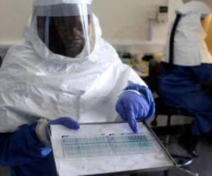 En estas condiciones de seguridad se trabaja en los países de África afectados por el ébola. (Foto: Agencias)