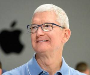 <i>Tim Cook dijo que espera que las ventas de iPhone en el trimestre actual, centrado en las vacaciones, crezcan en dos dígitos año tras año y que los ingresos generales de Apple crezcan entre un 10 y un 12 % año tras año.. (Photo by Josh Edelson / AFP)</i>