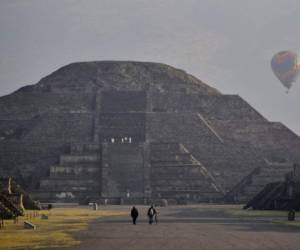La Pirámide del Sol vista desde la Pirámide de la Luna en el sitio arqueológico Teotihuacan, en la municipalidad del mismo nombre, al noreste de la Ciudad de México.