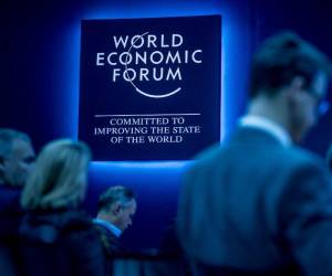 <i>Los participantes esperan una sesión en la reunión anual del Foro Económico Mundial (FEM) en Davos. FOTO Fabrice COFFRINI / AFP</i>