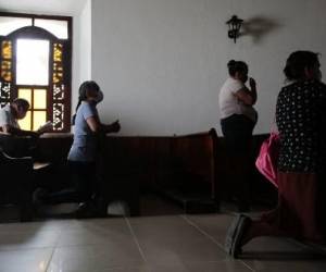 La gente reza en la Catedral de Matagalpa en Matagalpa, Nicaragua, el 19 de agosto de 2022. El 19 de agosto de 2022, la policía nicaragüense sacó por la fuerza al obispo católico y crítico del gobierno Rolando Álvarez de su residencia oficial después de dos semanas bajo asedio, dijo la Iglesia y grupos de derechos que no tenían noticias sobre su paradero. OSWALDO RIVAS / AFP