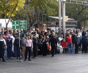 Personas salen a la calle tras un sismo en Ciudad de México (México). Imagen de archivo. EFE/ Madla Hartz