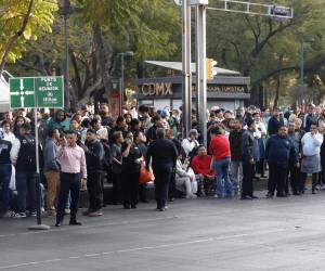 Personas salen a la calle tras un sismo en Ciudad de México (México). Imagen de archivo. EFE/ Madla Hartz