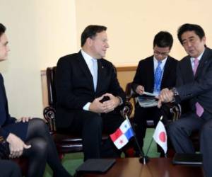 Presidente Juan C. Varela junto a su par nipón, Shinzo Abe. La nueva línea permitirá cubrir una demanda de hasta 20.000 pasajeros en un sentido en horas pico. (Foto: Embajada de Panamá en Japón)