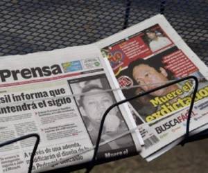 Panamanian newspapers headlines feature Panama's former dictator Manuel Noriega's (1983-1989) decease on May 30, 2017 in Panama City. Panama's former dictator Manuel Noriega, who was on the CIA payroll, ousted from power by US troops in 1989, and spent years in prison for drug trafficking and money laundering, has died on May 29, 2017 aged 83, authorities said. / AFP PHOTO / RODRIGO ARANGUA