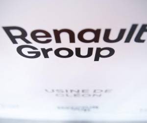 <i>Esta fotografía tomada el 5 de julio de 2022 muestra el logotipo del 'Grupo Renault', en la fábrica de Renault, en Cleon, noroeste de Francia. El Grupo Renault anunció el 29 de enero de 2024 que cancelaría la salida a bolsa de su filial eléctrica Ampere, prevista para 2024. FOTO Lou BENOIST / AFP</i>